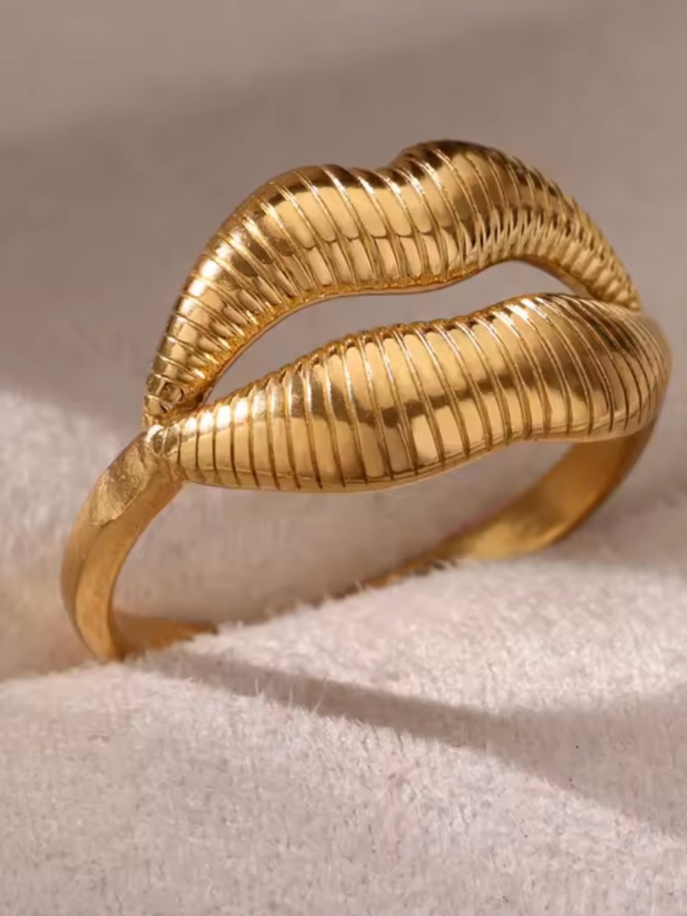 Gold Lips Rings Open Ring - Picture 4 of 4